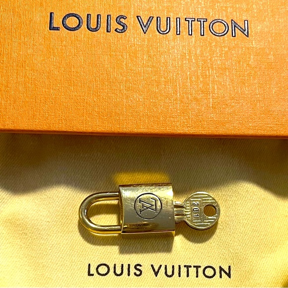Authentic Louis Vuitton SERIES 2 Lock & Key #201 w Box & Dusty & Unbrnd Keychain - Picture 6 of 12